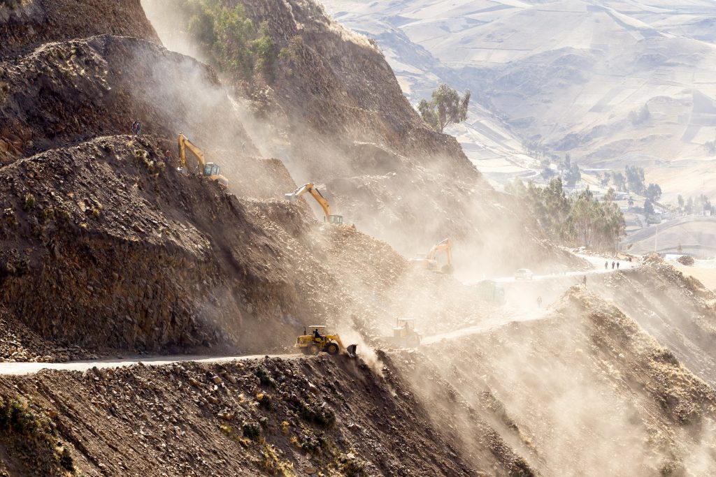 La minería, especialmente la ilegal, destruye paisajes, especies y comunidades que luchan cada día por preservar sus tierras © Ammit Jack