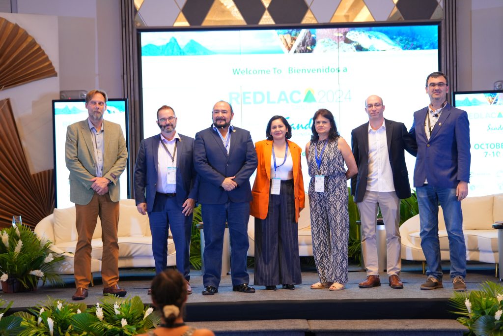 De derecha a izquierda: Anton Willems, director ejecutivo de Profonanpe; Daniel Lebbin, Coordinador de Conserva Aves para American Bird Conservancy; Natalia Arango, directora ejecutiva de Fondo para la Acción y la Niñez; Cecilia Vides, coordinadora regional de Conserva Aves para la Red de Fondos Ambientales de Latinoamérica y el Caribe (RedLAC); Jorge Oviedo, presidente RedLAC; Greg Spira, Director Principal de Cooperación y Conservación Internacional de Birds Canada; Sebastian Herzog, Coordinador de Conserva Aves para Audubon Americas, participantes del panel de discusión de "Conserva Aves: de la iniciativa a la acción – Resultados y perspectivas". Crédito de fotografía: RedLAC.