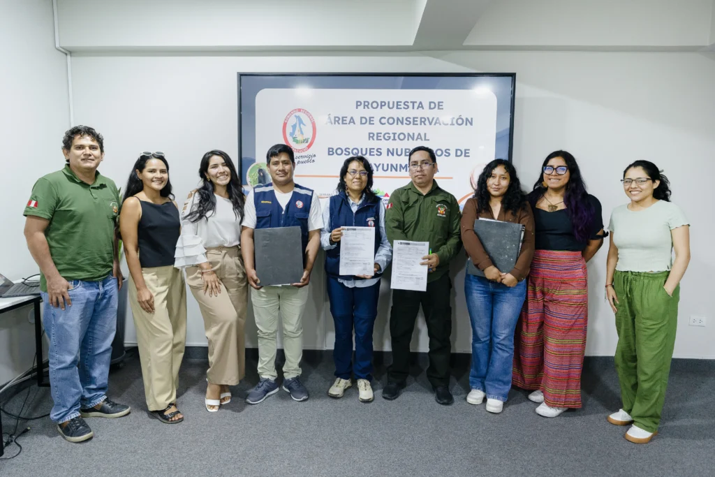 Equipo técnico de Yunkawasi junto a funcionarios del Sernanp mostrando la aprobación del expediente para continuar a la tercera etapa de revisión para el establecimiento del Área de Conservación Regional (ACR) Bosques Nublados de Mayunmarca. Crédito de foto: Gerson Ferrer | Yunkawasi.